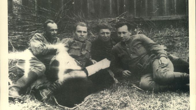 Fotografie zachycuje odpočívající agenty sovětské NKVD, pod niž patřila i kontrarozvědka SMERŠ.