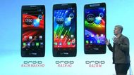 Motorola DROID RAZR M, RAZR HD, RAZR MAXX HD Tři nové mobily běžící na operačním systému Android představila americká společnost Motorola. Modely RAZR HD a MAXX HD disponují displejem o velikosti 4,7 palce. Model RAZR M 4,3 palce. Společný pro všechny telefony je dvoujádrový procesor běžící s taktem 1,5 GHz, osmi megapixelový fotoaparát a velikost operační paměti 1 GB. Kapacita akumulátoru je pro model RAZR M 2 000 mAh, pro modely RAZR HD a RAZR MAXX HD 2 500 mAh. Dostupnost na trhu je známá pouze pro model RAZR M a to příští týden. Pro zbývající modely je datum dostupnost na trhu neznámý.