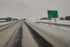 Sníh zkomplikoval dopravu na dálnicích.