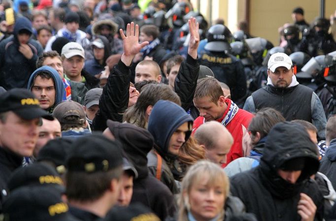 Tak jsme tady, Praho! Fanoušci Baníku po vystoupení z vlaku na peróně nádraží Praha-Vršovice.