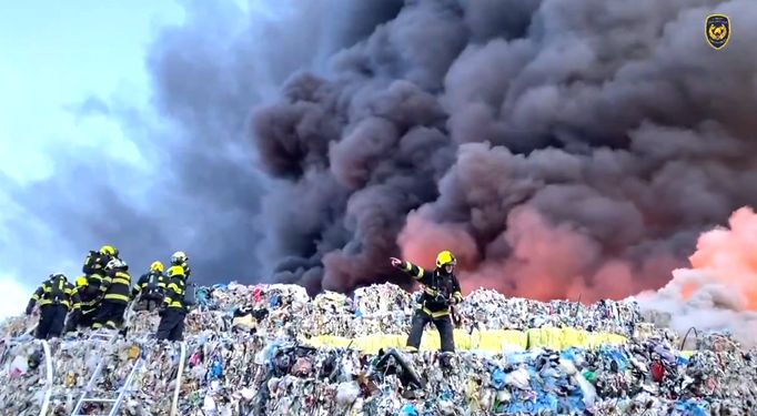 Zásahu požáru skládky volně uložených plastů u obce Rynholec. Jde o rozlohu cca 200x200 metrů o výšce okolo 5 metrů.