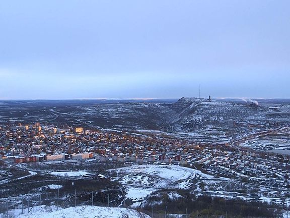 Pohled na Kirunu a její těžební oblast. Výjev ne nepodobný snímkům z Mostecka.