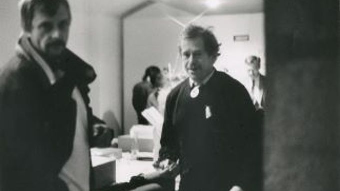 Dagmar Hochová. Z cyklu Aurora (Jan Foll, Václav Havel, Václav Klaus), Praha, listopad 1989.