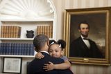 1. únor. Barack Obama chová Adrianu Holmesovou, dceru své asistentky.