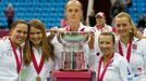 České tenistky pózují při vítězství ve Fed Cupu 2011 proti Rusku.