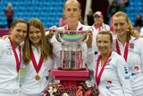 České tenistky pózují po vítězství ve Fed Cupu 2011 proti Rusku. Češky se radovaly po třiadvaceti letech a celkově získaly už historicky pátý triumf.