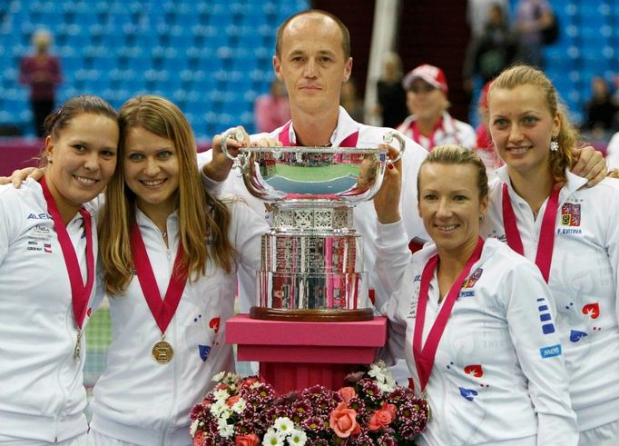 České tenistky pózují při vítězství ve Fed Cupu 2011 proti Rusku.