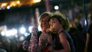 An unidentified delegate and young child listen to an address during first day of the Democratic National Convention in Charlotte, North Carolina September 4, 2012. REUTERS/Eric Thayer (UNITED STATES - Tags: POLITICS ELECTIONS) Published: Zář. 5, 2012, 12:29 dop.