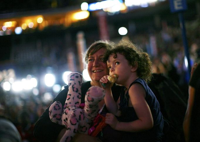 An unidentified delegate and young child listen to an address during first day of the Democratic National Convention in Charlotte, North Carolina September 4, 2012. REUTERS/Eric Thayer (UNITED STATES - Tags: POLITICS ELECTIONS) Published: Zář. 5, 2012, 12:29 dop.