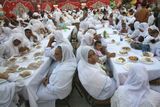 Slavnostní jídlo (iftar) v ženské věznici v Káhiře.