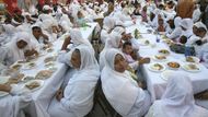 Slavnostní jídlo (iftar) v ženské věznici v Káhiře.