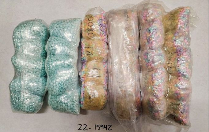 Pohled na policií zabavených 18 kilogramů fentanylových tablet, což je množství, které by hypoteticky mohlo stačit na zabití čtyř milionů lidí. Oregon, USA, rok 2022.