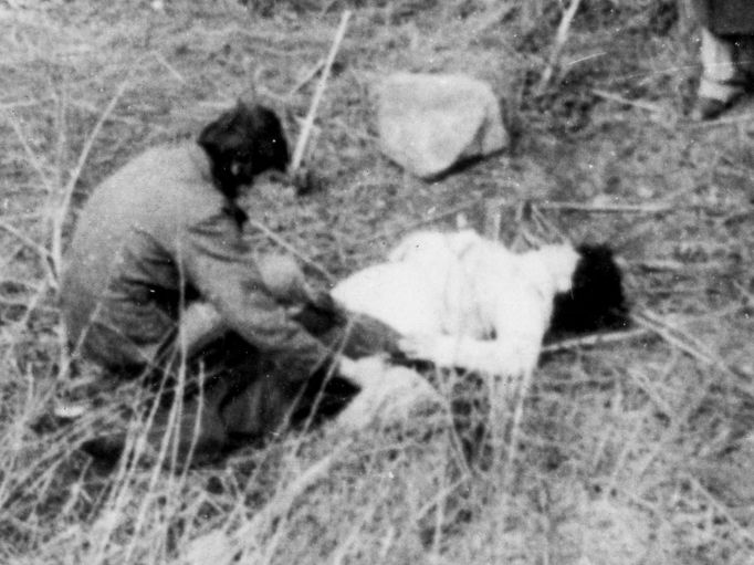 Záběr z policejní rekonstrukce jedné z vražd žen (výřez), 10.8. 1983.