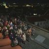 Natáčení filmu Vlny režiséra Jiřího Mádla, poslední natáčecí den, davová scéna, Nerudova ulice v Praze