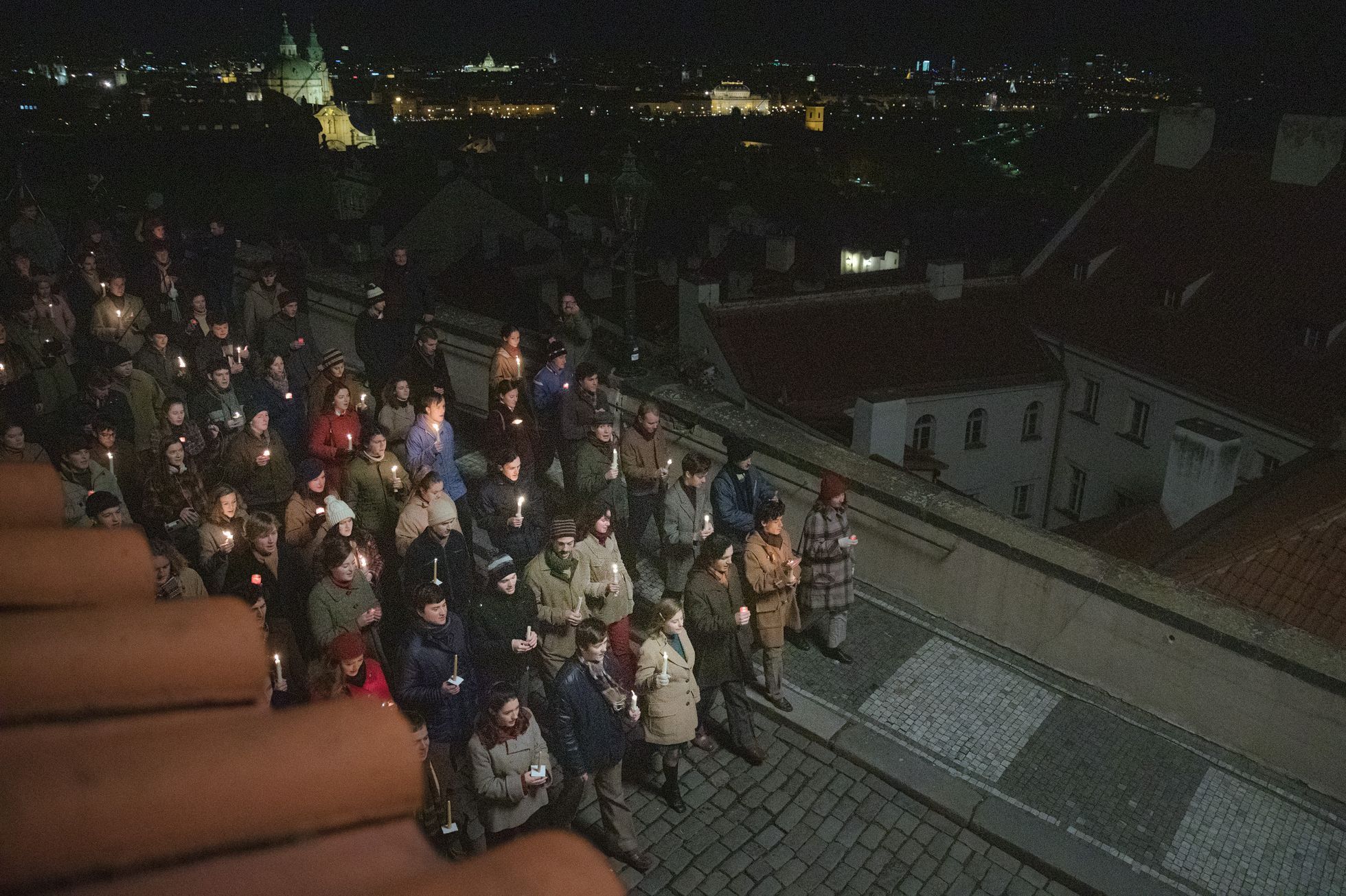 Natáčení filmu Vlny režiséra Jiřího Mádla, poslední natáčecí den, davová scéna, Nerudova ulice v Praze