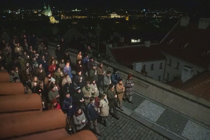 Natáčení filmu Vlny režiséra Jiřího Mádla zasazeného do roku 1967.