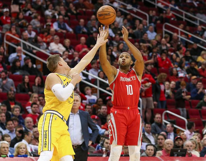 basketbal, NBA, Houston - Golden State, domácí Eric Gordon střílí přes Jonase Jerebka