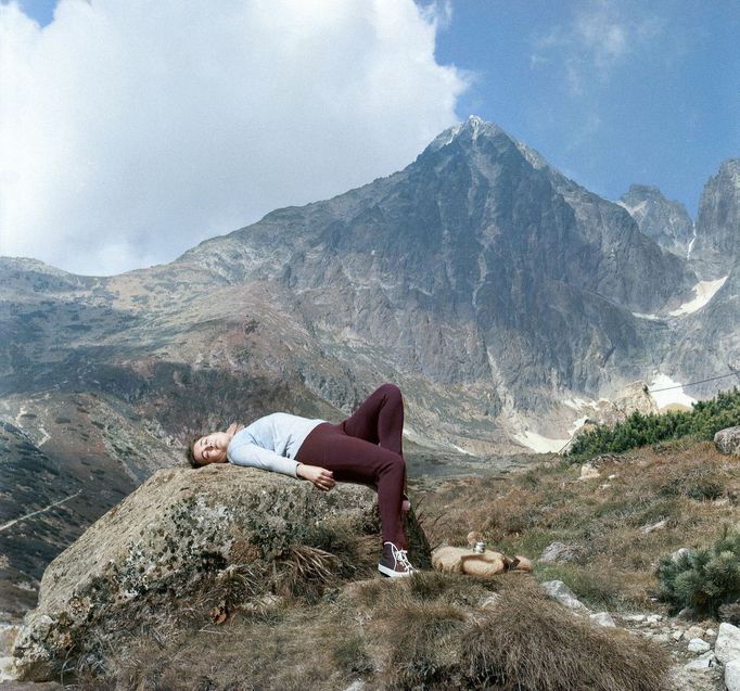 Turista v okolí Lomnického štítu, Vysoké Tatry, 1965. Kolorovaný archivní snímek z tatranského pohoří na Slovensku.