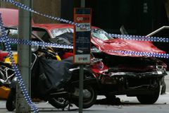 Řidič najel v Melbourne úmyslně do davu, čtyři lidé zemřeli