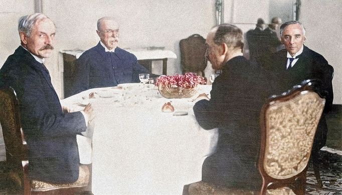 Prezident Tomáš Garrigue Masaryk (uprostřed), ministr zahraničí dr. Edvard Beneš (zády) a britský politik James Ramsay MacDonald (vlevo) na Pražském Hradě. 1925