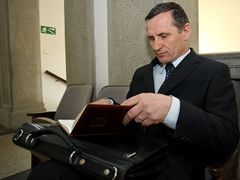 Jiří Čunek čeká na chodbě okresního soudu v Přerově na reakci soudce na rozhodnutí vícepremiéra nevypovídat.