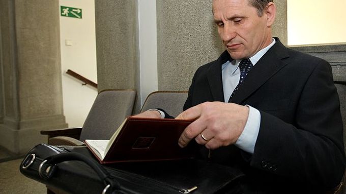 16. května 2008: Jiří Čunek čeká na chodbě okresního soudu v Přerově. Vicepremiér české vlády se rozhodl využít své senátorské imunity a před soudem nevypovídat.