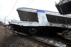 Na nádraží v Kralupech zemřel člověk po srážce s nákladním vlakem
