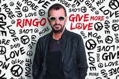 Recenze: Ringova deska Give More Love zní jako příjemný večírek s přáteli