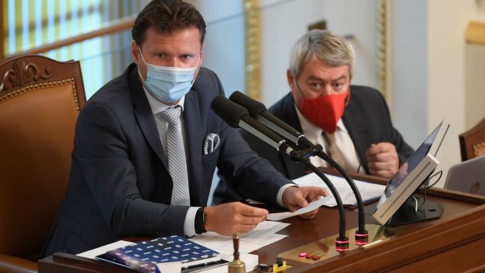 Komunistická podpora vlády Andreje Babiše přinesla Vojtěchu Filipovi (vpravo) křeslo místopředsedy sněmovny, který zastupuje šéfa sněmovny Radka Vondráčka.