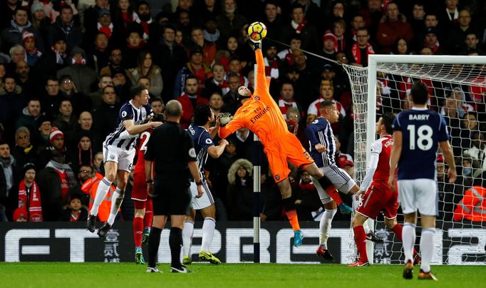 Petr Čech zasahuje v utkání s West Bromwichem