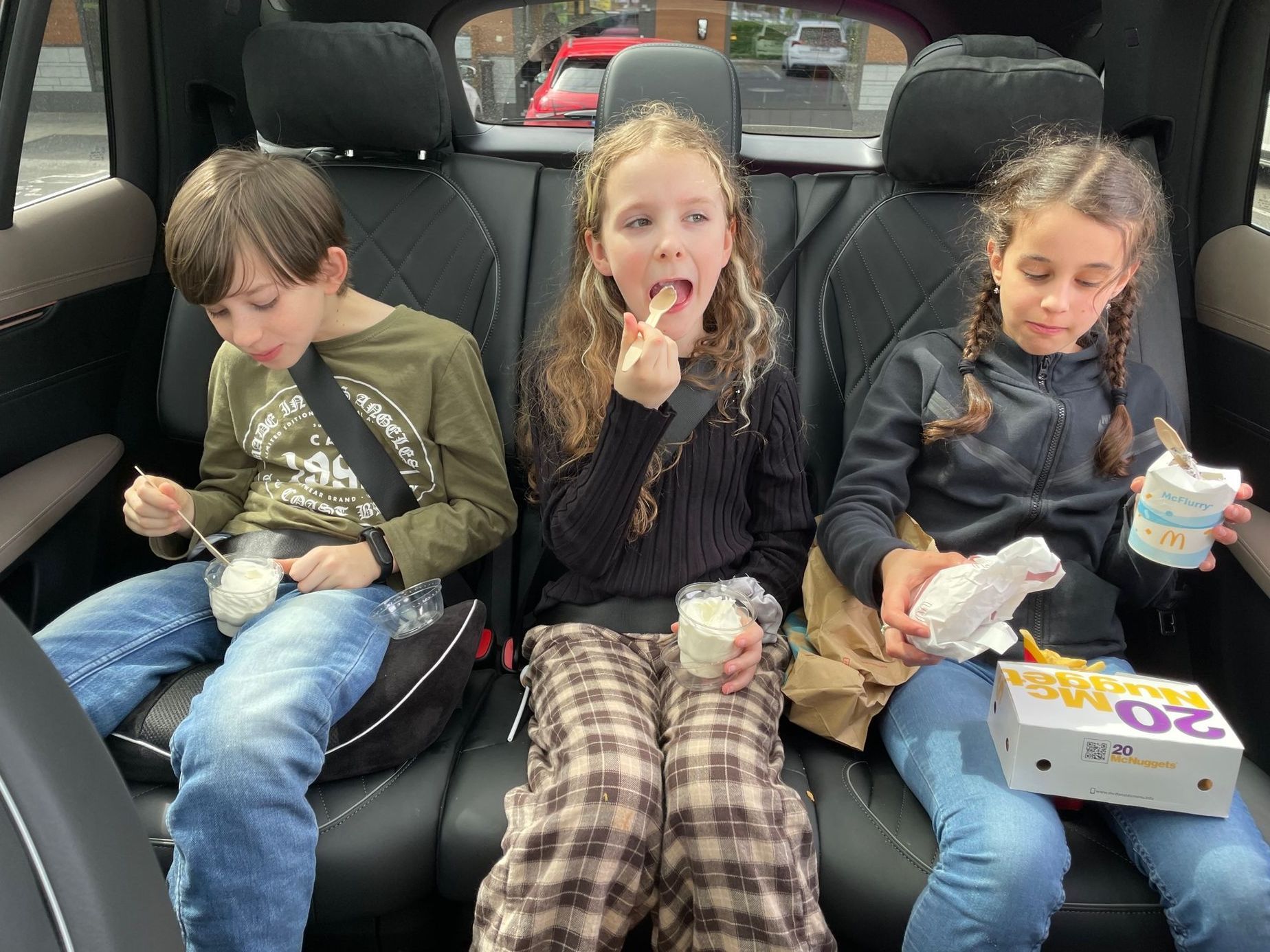 Test děti, drive-thru, drive-in, jídlo na cestách, děti v autě