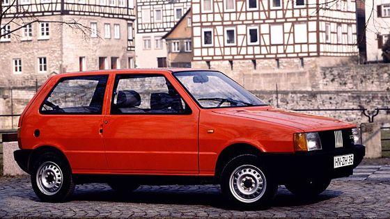 Fiat Uno v původní podobě z roku 1983 s třídveřovou karoserií.