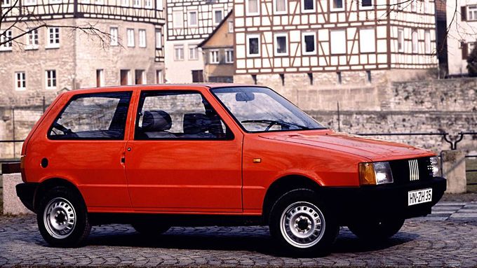Fiat Uno v původní podobě z roku 1983 s třídveřovou karoserií.