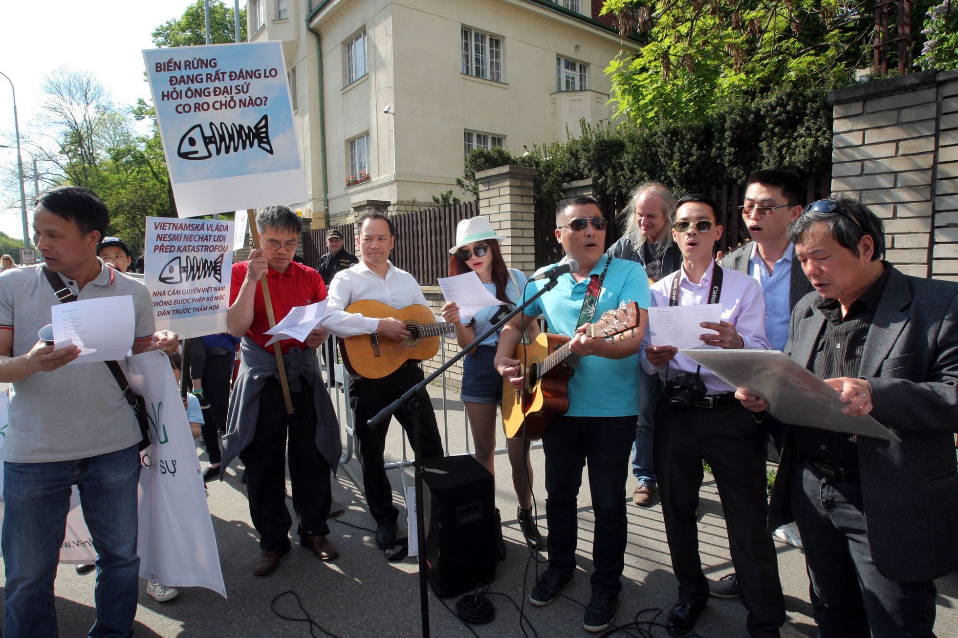 Vietnamci protestují před svou ambasádou v Praze