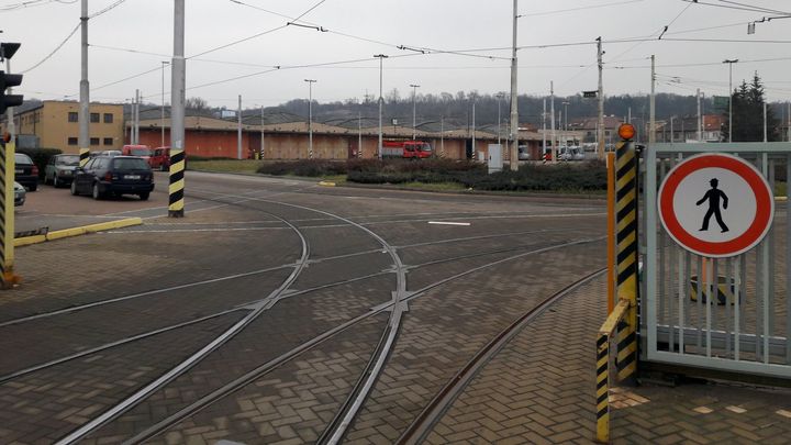 Střelmistr odstřelil tramvajovou vozovnu v Hloubětíně. Hala padla za deset vteřin