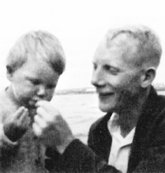 Trevor Chadwick na archivním snímku se svým synem Charlesem v roce 1935.