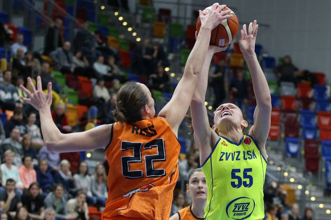 EL basketbal: ZVVZ USK Praha - Schio: Anete Steinberga