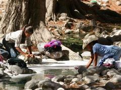 Dívky z mexické vesnice Xaxamayo perou oblečení v blízkém potoce. Xaxamayo nemá vodovodní potrubí, pro pitnou vodu musí většinou děti chodit zhruba pět kilometrů daleko.
