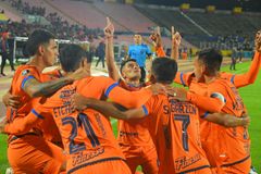 Zlomenina a sedmnáct červených karet. Pohárový zápas měl šílenou dohru