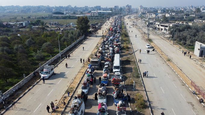 Letecký pohled na Salahuddínovu silnici v centrální Gaze, kde Palestinci čekají na kontrolu vozidel při návratu domů během příměří, 28. ledna 2025.