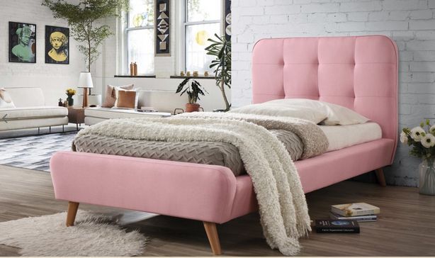 Jemné čalounění postele Tiffany v pudrově růžové barvě si zamilujete na první dotek.