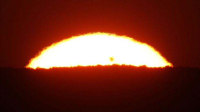 Pan Pavel Gazbyl zde pořídil krásné snímky z průběhu přechodu Venuše přes sluneční kotouč.