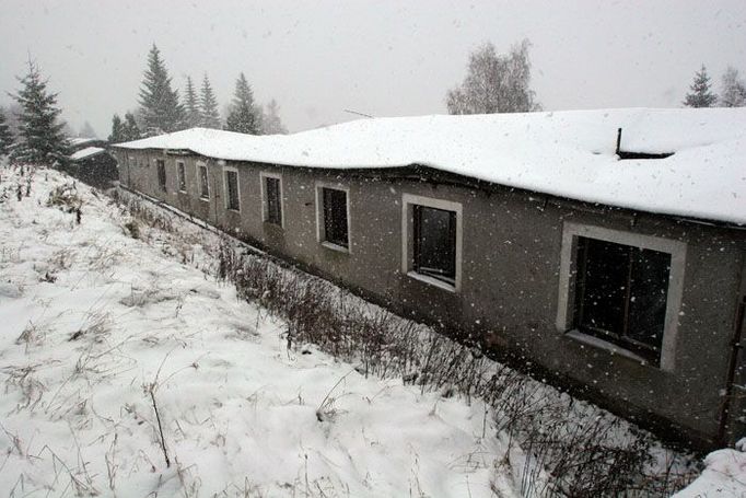 Lágr Barbora stával 1004 metrů nad mořem. Charakteristika? Vítr, zima sníh. Jediné místo, kde ještě stojí baráky muklů.