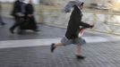 A nun runs in Saint Peter's Square to take a good vantage point before the inaugural mass for Pope Francis at the Vatican, March 19, 2013. Pope Francis celebrates his inaugural mass on Tuesday among political and religious leaders from around the world and amid a wave of hope for a renewal of the scandal-plagued Roman Catholic Church. REUTERS/Max Rossi (VATICAN - Tags: RELIGION POLITICS) Published: Bře. 19, 2013, 7:41 dop.