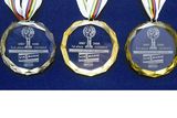 To je další sada medailí, z nichž Lukáš Bauer znovu dostane tu nejcennější (na fotce uprostřed). Tento kov si odnese za celkové vítězství v distančních závodech.