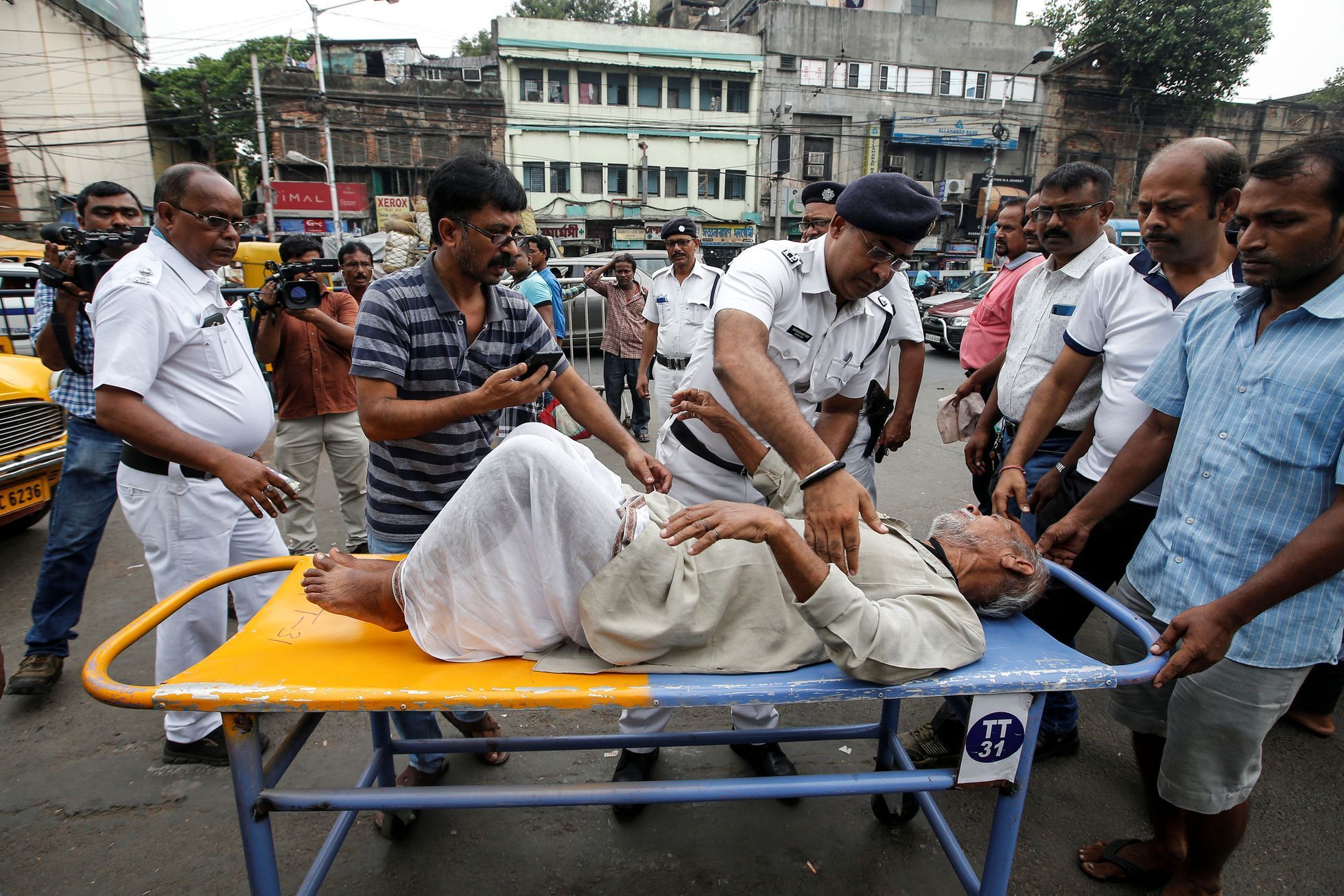 Policie u pacienta před nemocnicí v Kalkatě.