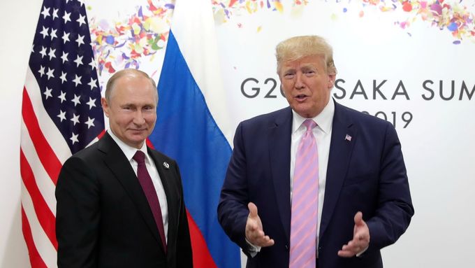 Donald Trump na jednání s Vladimirem Putinem.