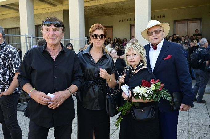 Rozloučení s hercem Jiřím Krampolem se konalo v pátek ve smuteční síni strašnického krematoria v Praze. Přišel i herec Pavel Trávníček, Eva Hrušková a herec Jan Přeučil.