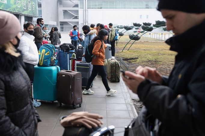 Lidé čekají na kyjevském letišti poté, co začal ruský útok na Ukrajinu.