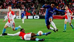 Michael Ngadeu Ngadui a Willian v prvním čtvrtfinále Evropské ligy Slavia - Chelsea